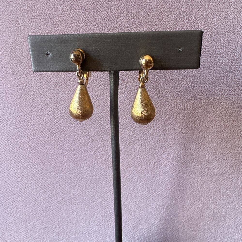 VTG Signed Napier Clip On Earrings Gold Tone Textured Drop Dangle Timeless - Picture 7 of 12